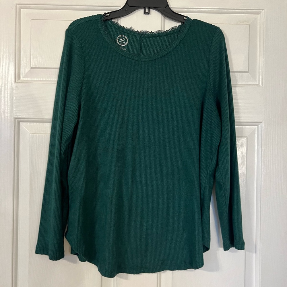 Green ribbed thin top with lace trim collar.